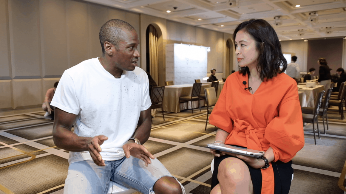 BitMEX owner Arthur Hayes (left) talks to Forkast.News Editor-in-Chief Angie Lau in 2019. Photo: Forkast.news