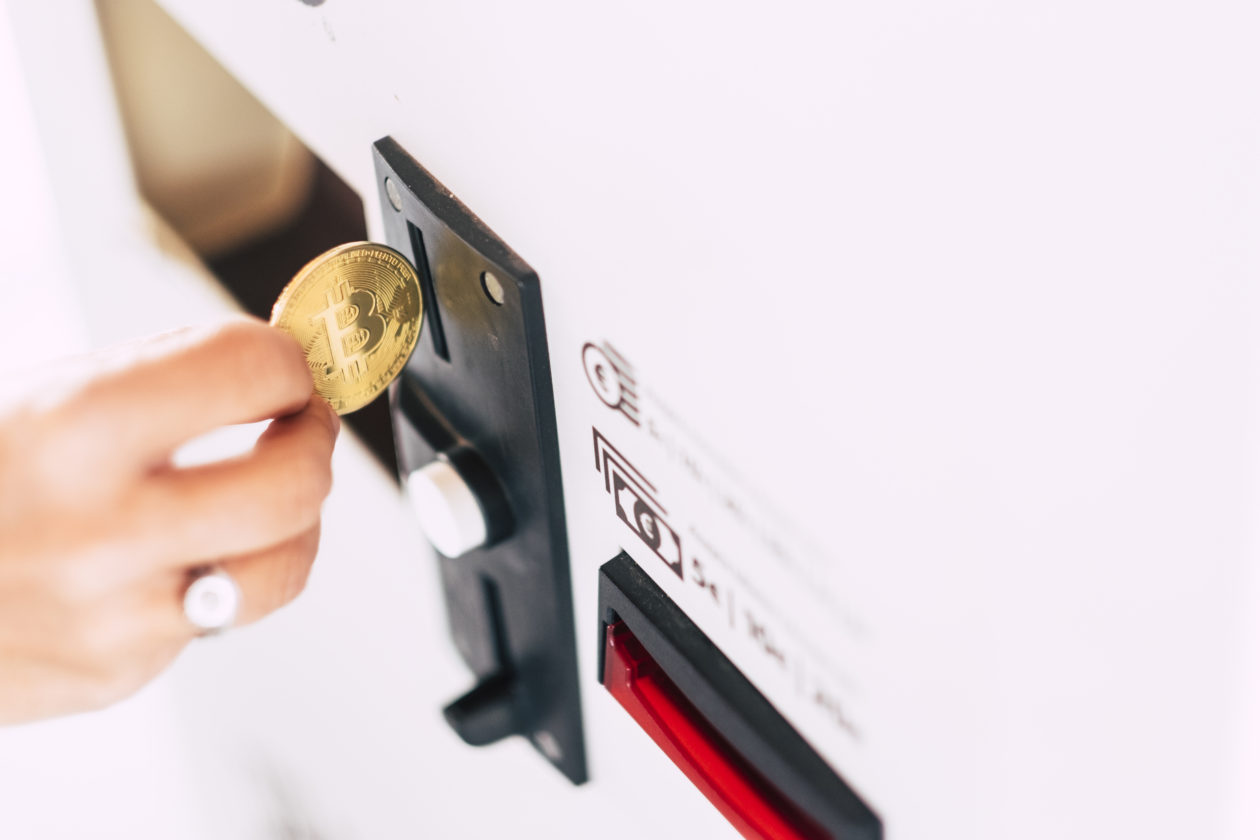 putting a bitcoin into a vending machine, bitcoin can be our daily payment methods
