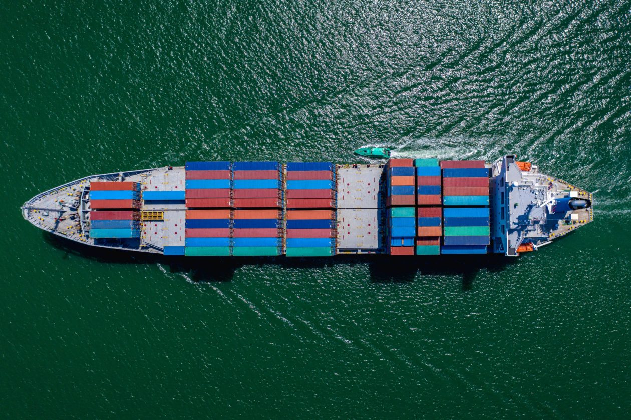 shipping containers sailing on the sea, Companies from China, Australia, Japan, and Saudi Arabia Start a Blockchain Platform for Energy and Metal Trading