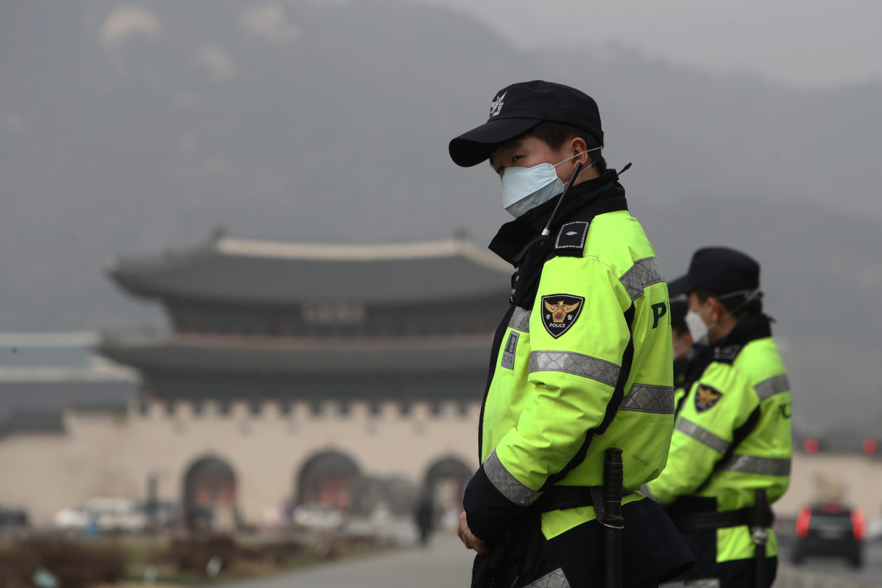 South Korea policeman in front of Gwanghwamun | Interpol issues ‘purple notice’ on Bitcoin phishing cases in S.Korea, reports
