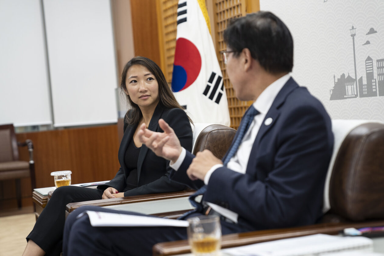 Amy Wu, Head of Ventures and Gaming at FTX (left), Busan city mayor Park Heong-joon (right) | FTX agrees to help South Korea’s Busan build its own crypto exchange | ftx news, ftx south korea, amy wu ftx, binance