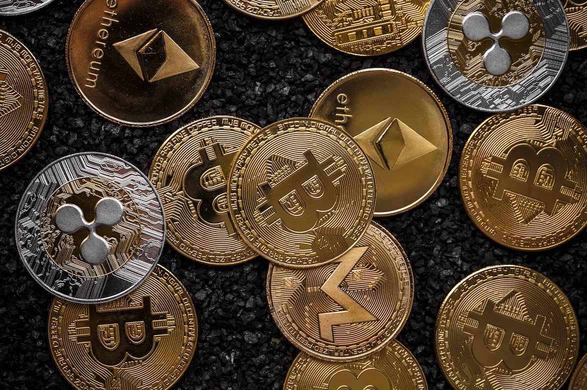 Set of cryptocurrencies with a golden bitcoin on the middle