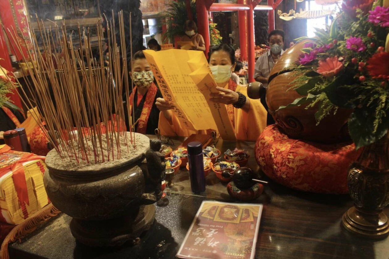 Recitation ritual at the Dajia Jenn Lann Temple in Taichung, Taiwan. Image: MazuDAO