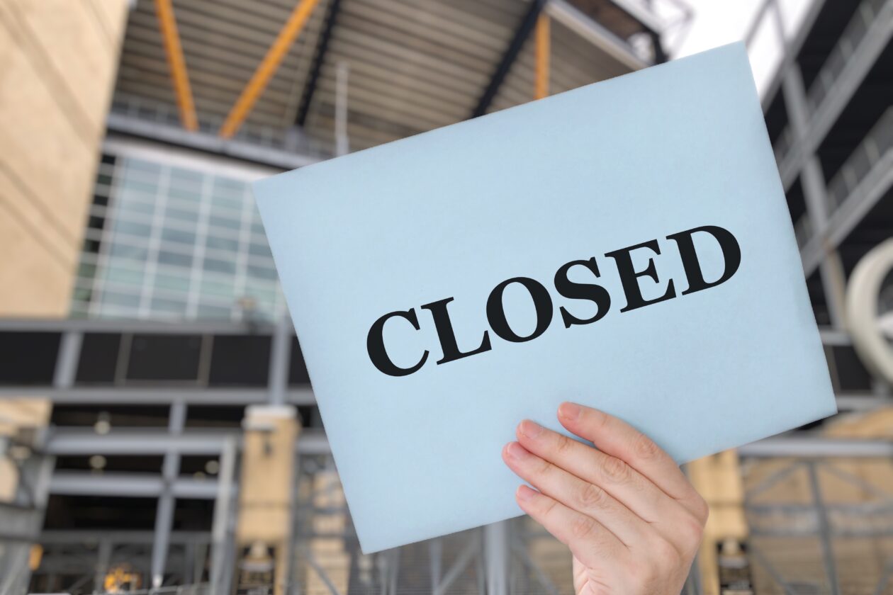 Crypto bank Silvergate to close, return all deposits; becomes latest victim of 2022 crypto turmoil | hand holding up closed sign | silvergate bank, silvergate capital, crypto, ftx