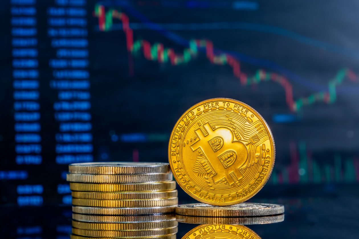 Bitcoin in front of screen | Bitcoin fluctuates to hold US$28,000, Binance BNB token rises despite regulatory threat | Markets, BTC - Bitcoin, ETH - Ethereum, Federal Reserve, Binance