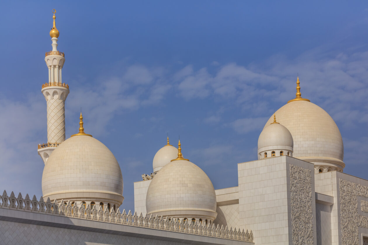 Shaikh Zayed mosque in Abu Dhabi, UAE | United Arab Emirates opens licensing applications for cryptocurrency companies | binance, crypto.com, hex trust
