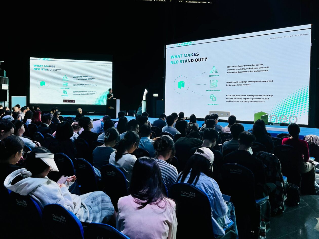 Neo founder Da Hongfei during his speech at Neo's APAC hackathon's